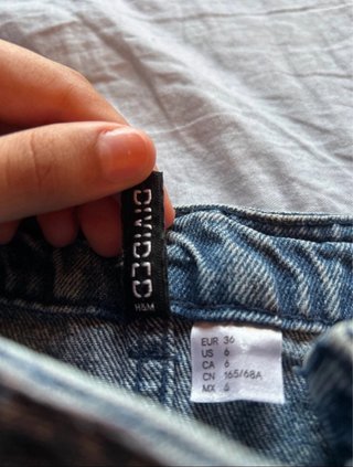 Shorts jeans strappati ragazza