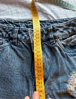 Shorts jeans strappati ragazza