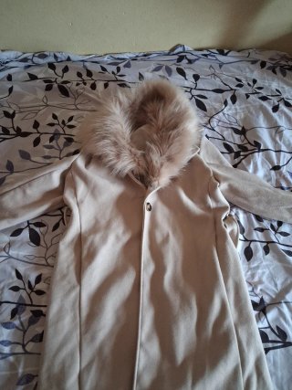 Chaqueta beige con cuello de pelo