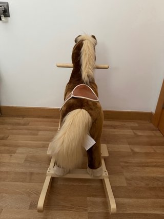 Caballito balancín marrón para niños