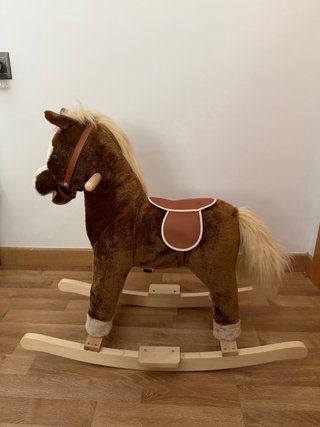 Caballito balancín marrón para niños