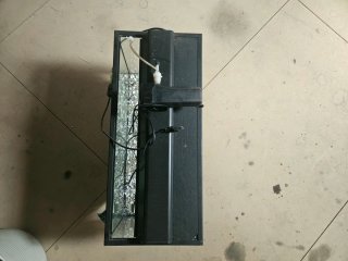 Gran pecera negra y transparente