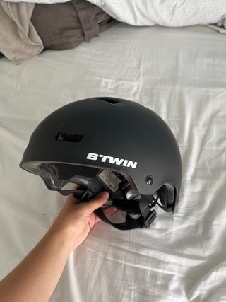 Skate con diseño increíble y casco incluido