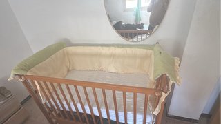 Cuna de madera, con colchon. No la he usado