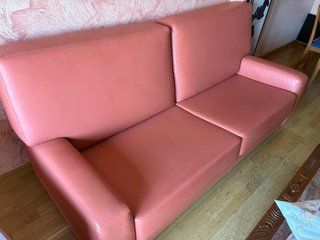 Sofá de piel naranja/rosa