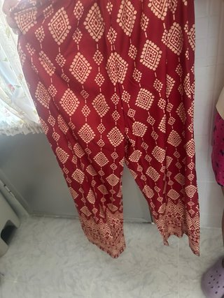Mono estampado geométrico rojo y beige