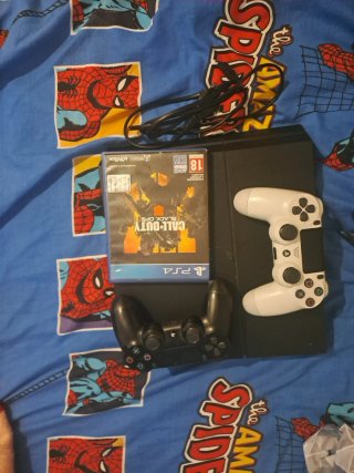 Consola PS4 con Call of Duty Black Ops4 y 6