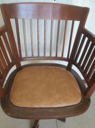 Silla de oficina antigua de madera y cuero