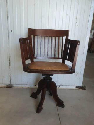 Silla de oficina antigua de madera y cuero