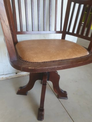 Silla de oficina antigua de madera y cuero
