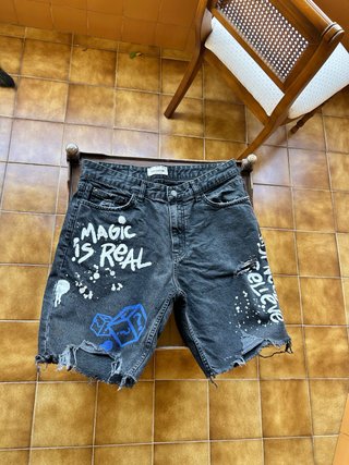 Vaqueros cortos Pull&Bear negros con diseño