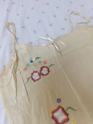 Vestido beige con bordados florales