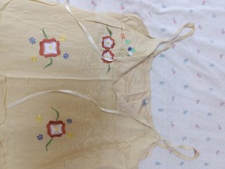 Vestido beige con bordados florales