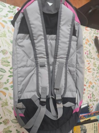 Mochila Quechua plegable gris y rosa