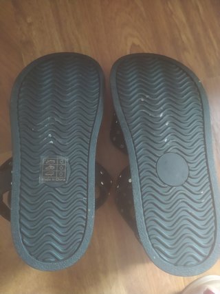Sandalias negras con tachuelas