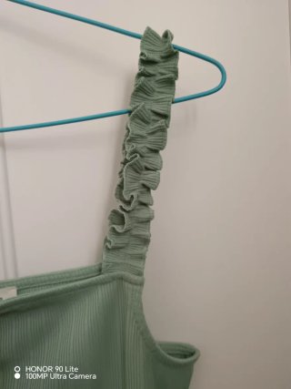 Top verde con tirantes de volantes