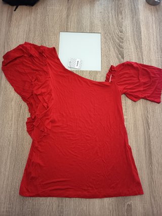 Camiseta asimétrica roja TEZENIS volantes