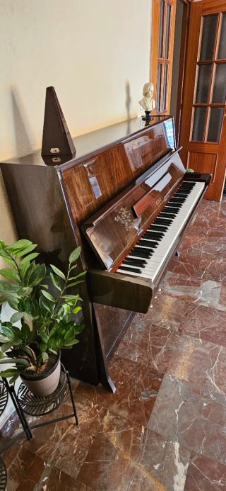 Piano PETROF