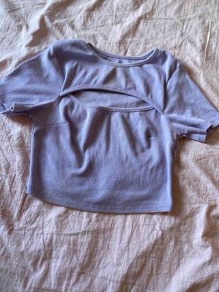 Top lila con abertura frontal