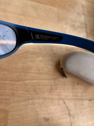 Gafas de sol negras y azules