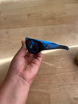 Gafas de sol negras y azules