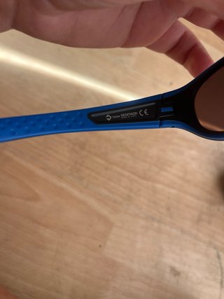 Gafas de sol negras y azules