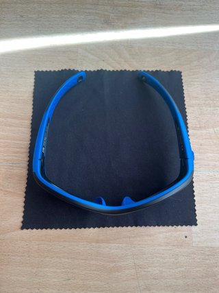 Gafas de sol negras y azules