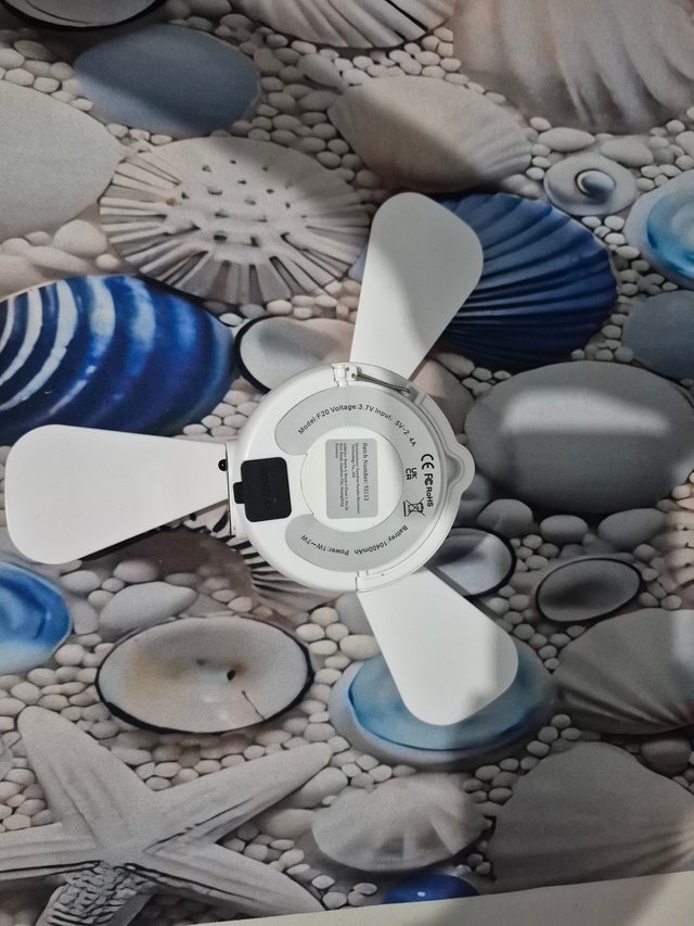 Ventilador de techo pequeño blanco. Nuevo