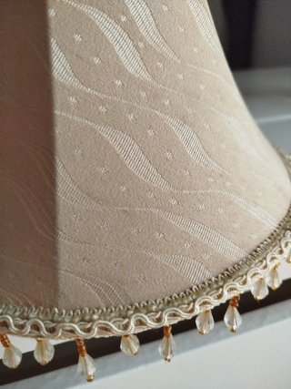 Pantalla lámpara sobremesa beige y dorada