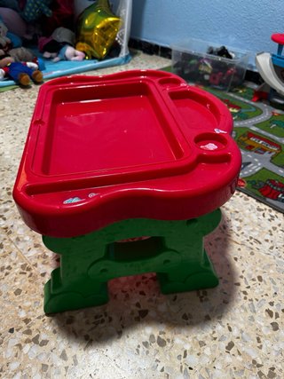 Mesa infantil roja y verde