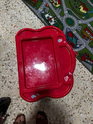 Mesa infantil roja y verde