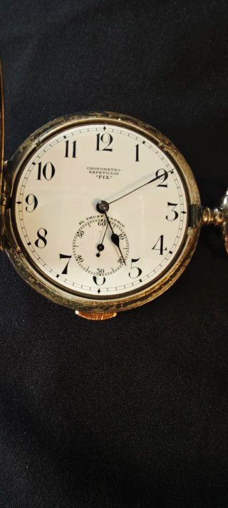 Reloj de bolsillo antiguo con grabado