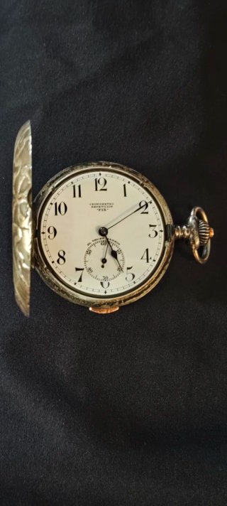 Reloj de bolsillo antiguo con grabado