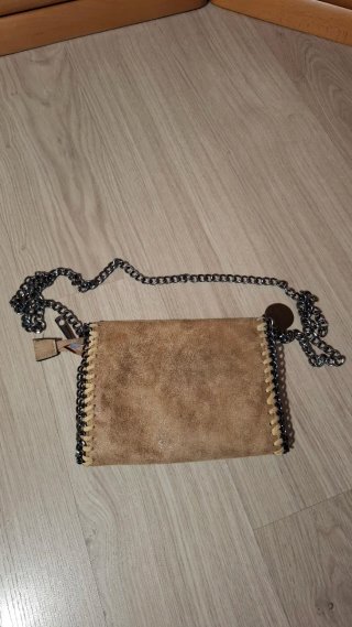 Bolso bandolera marrón con cadena