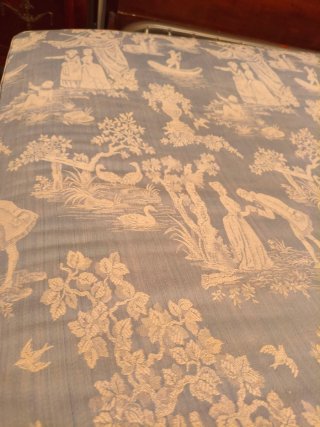 Tela antigua con estampado adamascado