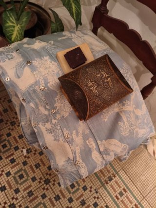 Tela antigua con estampado adamascado