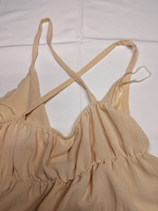 Vestido largo beige con abertura con etiqueta