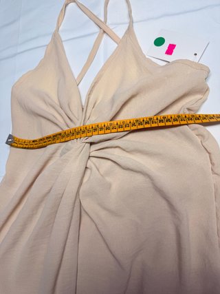 Vestido largo beige con abertura con etiqueta