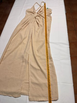 Vestido largo beige con abertura con etiqueta