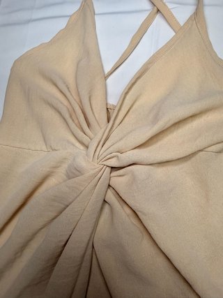 Vestido largo beige con abertura con etiqueta