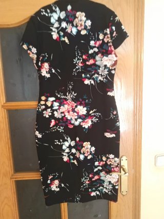 Vestido negro corto estampado floral