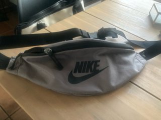 Riñonera Nike Gris Negra