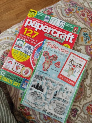 Revista papercraft con sellos de estampación.