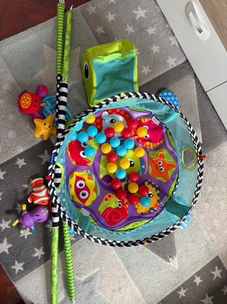 Gimnasio para bebé con peluches