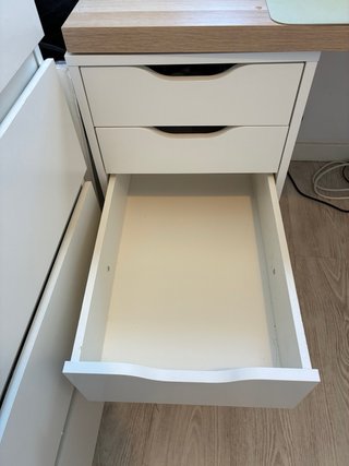 Scrivania in legno con cassettiera bianca Ikea