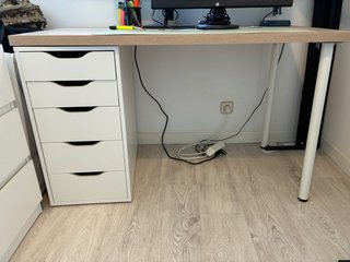 Scrivania in legno con cassettiera bianca Ikea