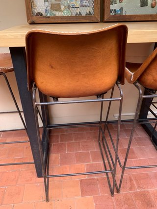 Mesa alta y 4 taburetes