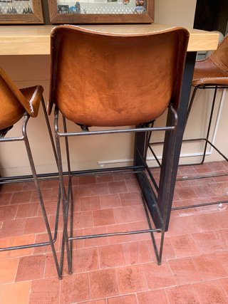 Mesa alta y 4 taburetes