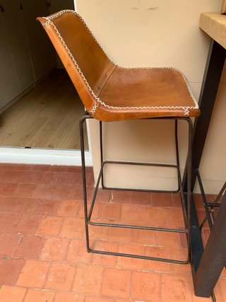 Mesa alta y 4 taburetes