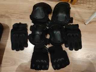 Protecciones Tácticas Negras (Rodilleras y Guantes